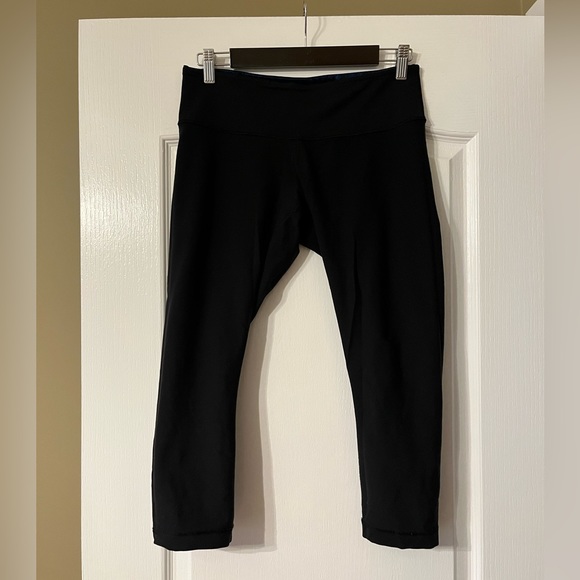 Reversible Lululemon Wunder Under Crops with Navy Waist - Picture 3 of 7